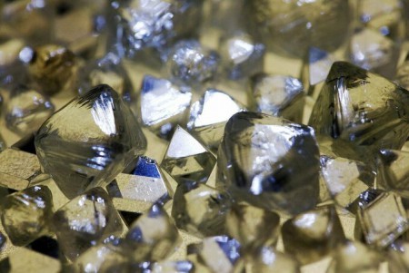 Buôn bán kim cương sôi động vì nhà giàu mua online